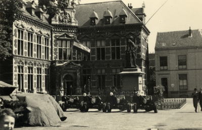 605164 Gezicht op het Academiegebouw (Domplein 29) te Utrecht, met enkele militaire voertuigen.